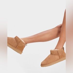 Ultra mini Uggs- chestnut, size 9, NWT in box🤍